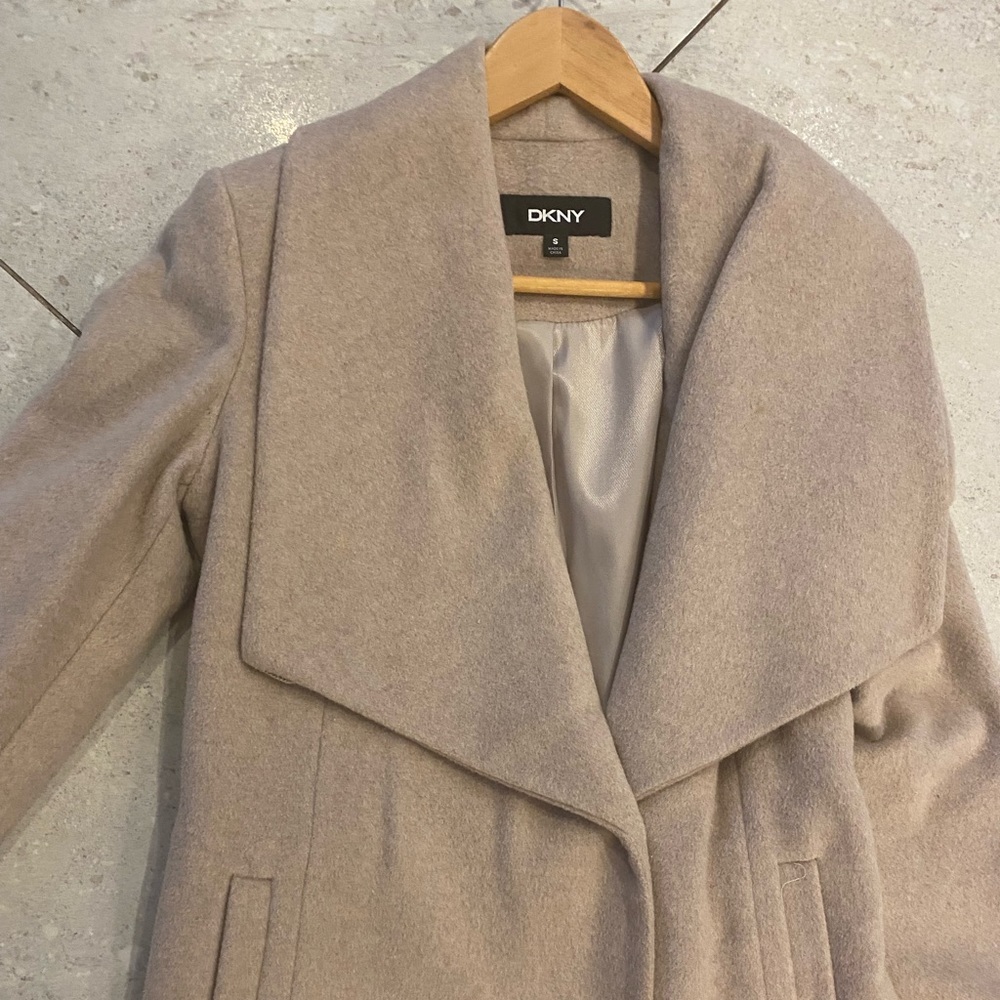 DKNY wool coat in bone. Size small. Perfect condition, worn once. - Picture 4 of 7